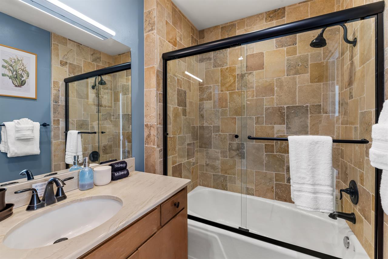 Hall Bathroom with ShowerOverTub