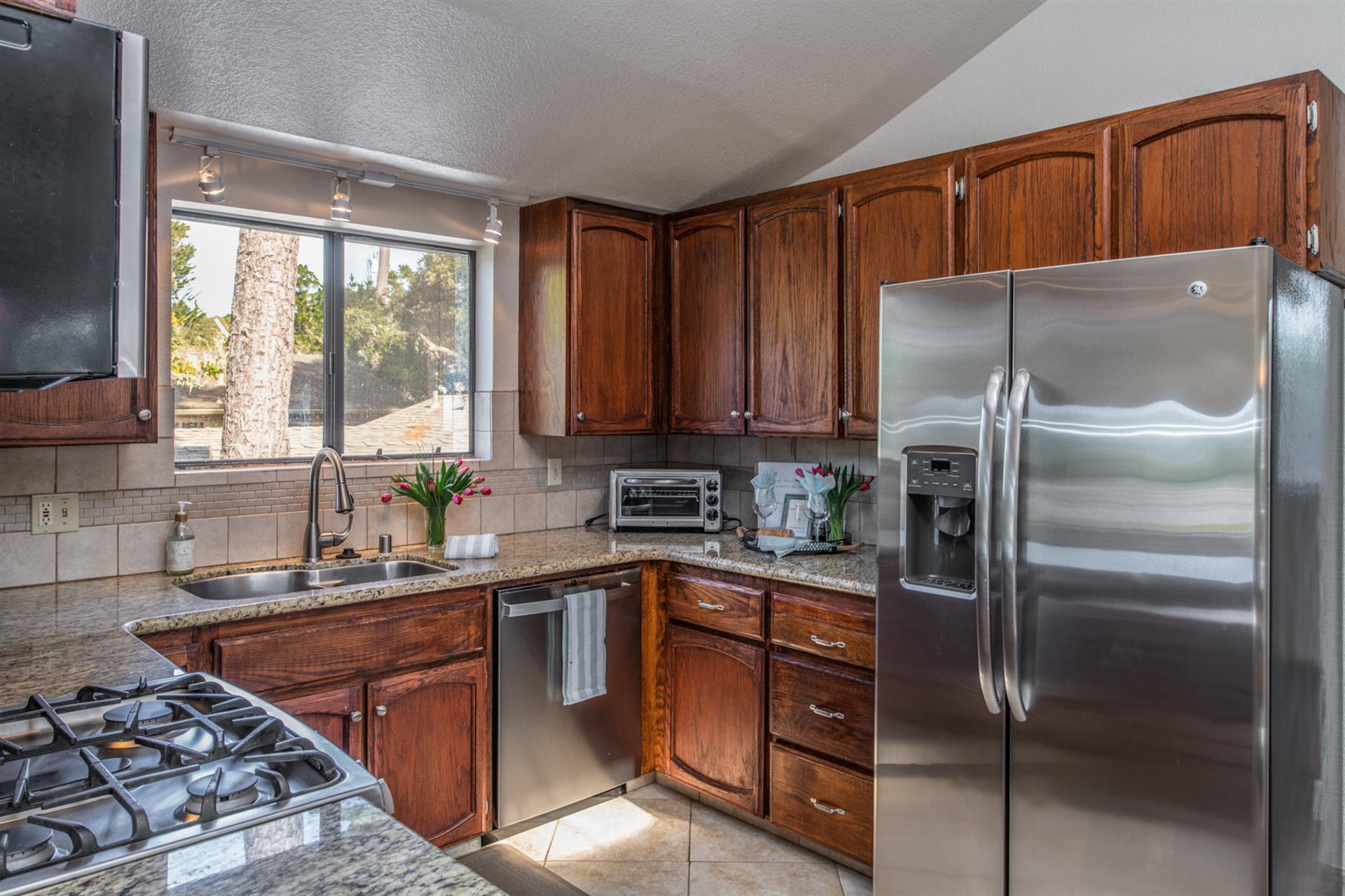 FullyEquipped Kitchen with Stianless Steel Appliances
