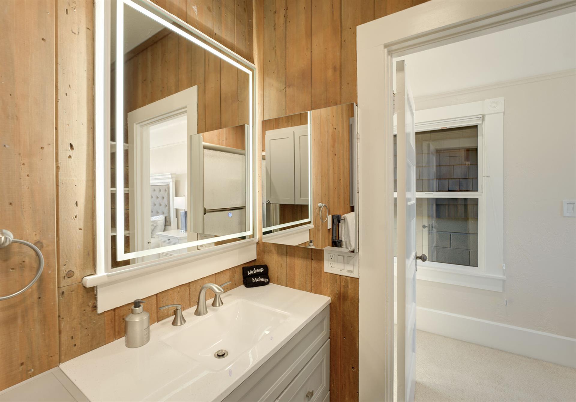 En Suite Bath for Bedroom 1  ShowerTub Combo