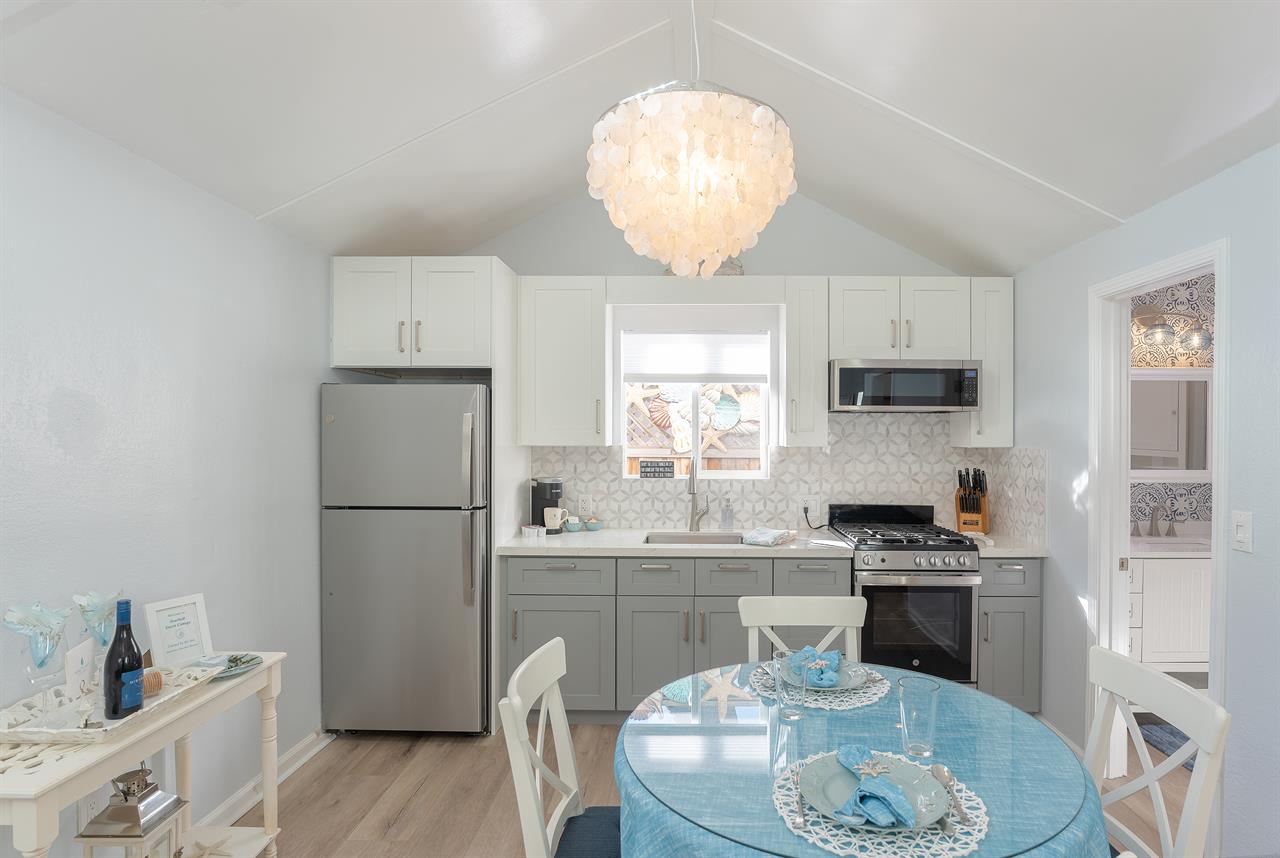 Charming Cottage  Walk to Downtown