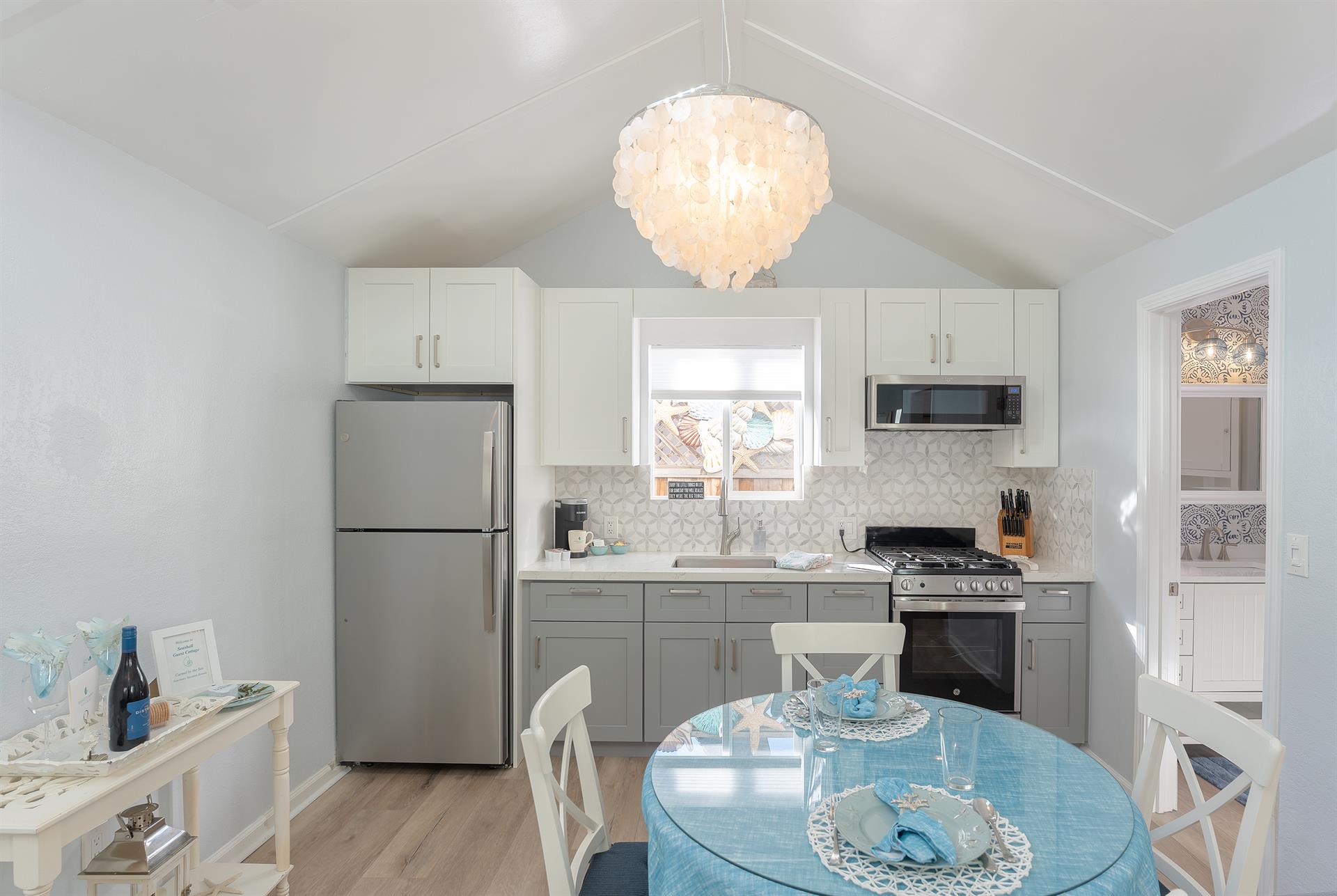 Charming Cottage  Walk to Downtown