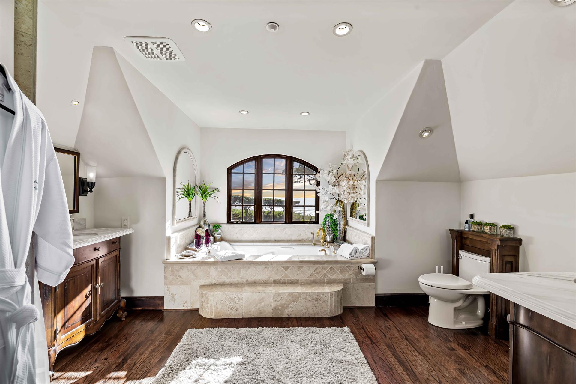 1, Clint Eastwood Room with En Suite 2nd floor Ocean View