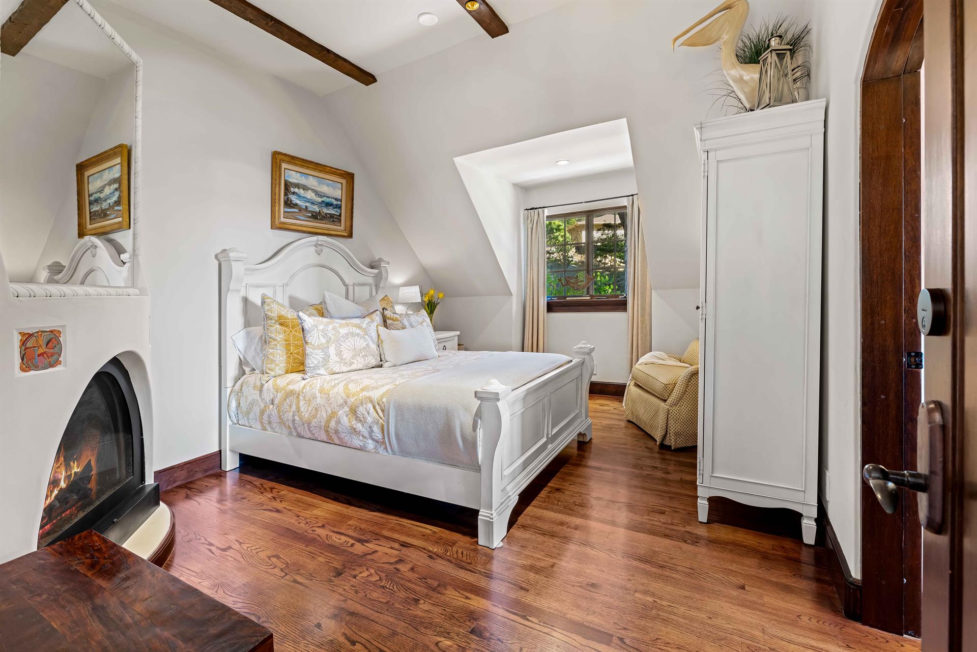 4, Brad Pitt Suite with Shared Jack and Jill Bathroom 2nd floo