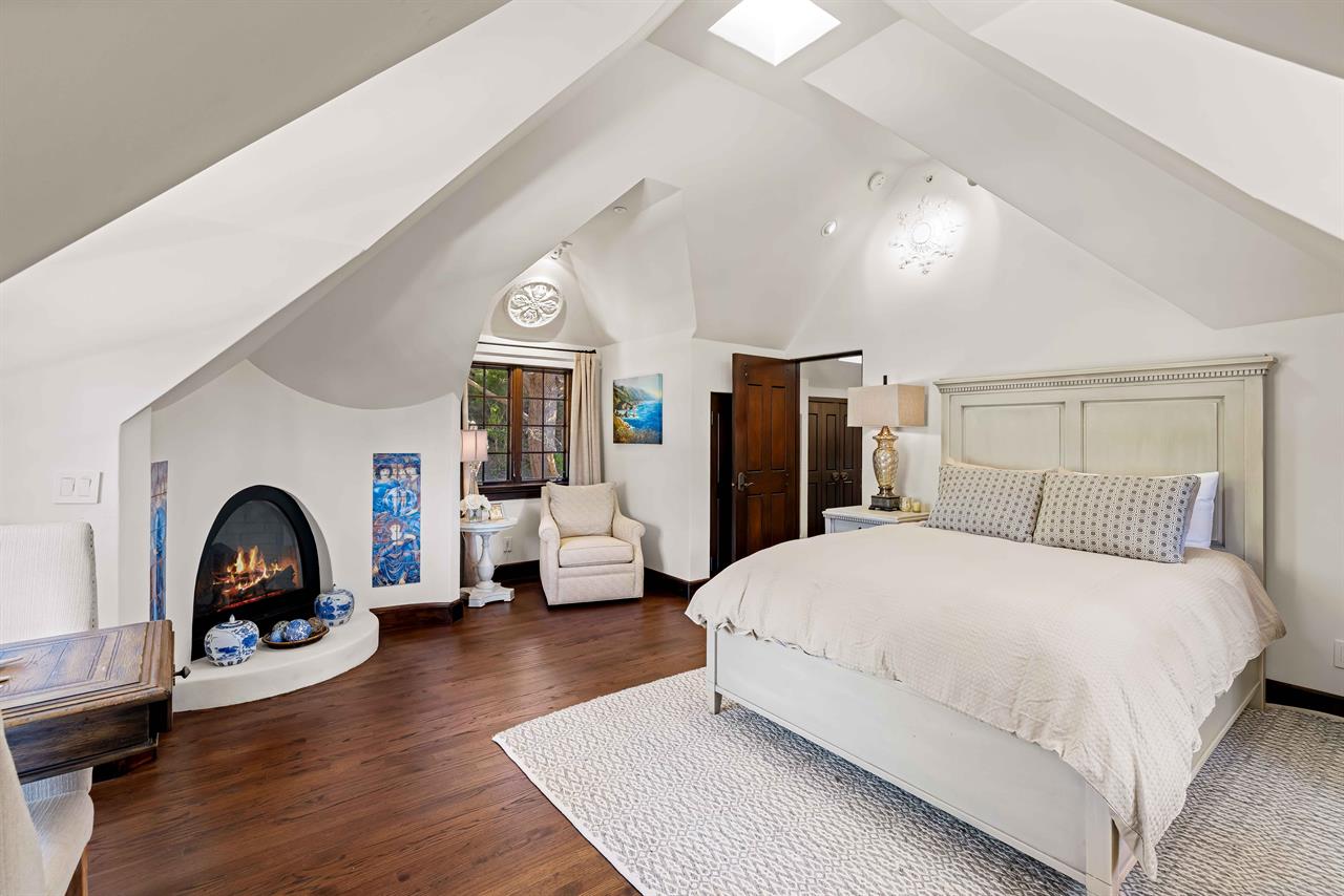 7, Charlie Chaplin Wing, Queen 2, Shares Bath with BR 8 2nd