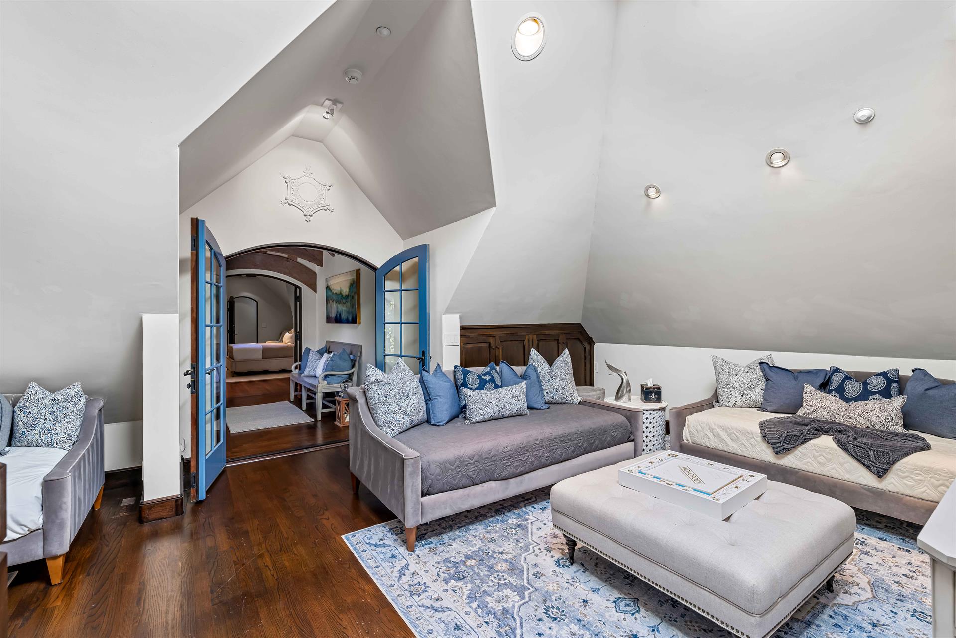 8, Charlie Chaplin Wing, 4 Day Beds, Shares Bath with BR 7 2n