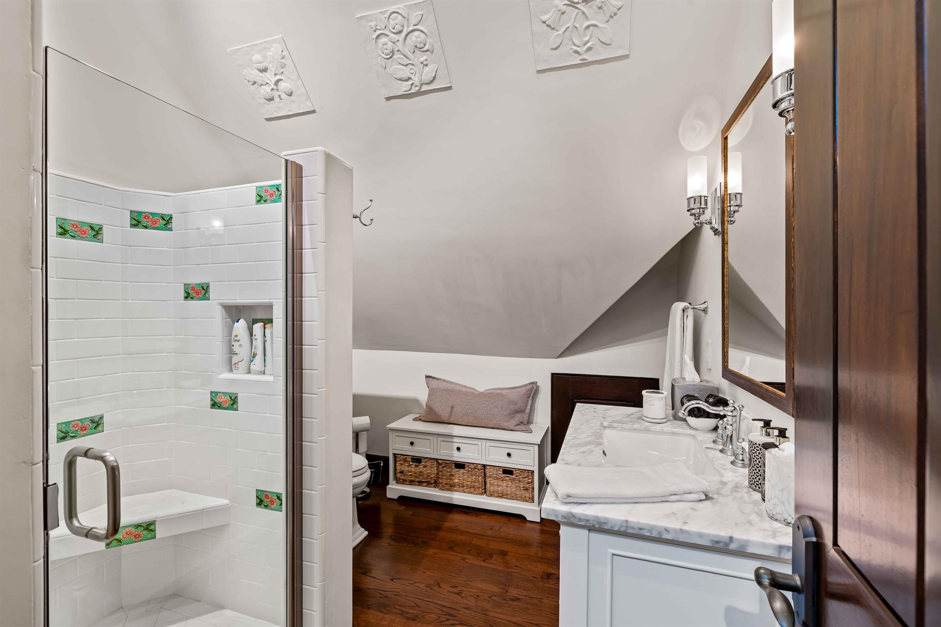 Charlie Chaplin Wing, Shared Bath wShower for BRs 7 and 8 2n