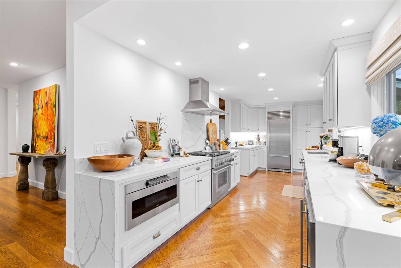 Spacious FullyEquipped Chefs Kitchen