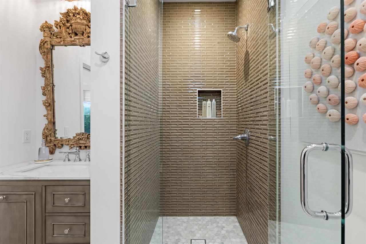 EnSuite Bath with Shower for Bedroom 3