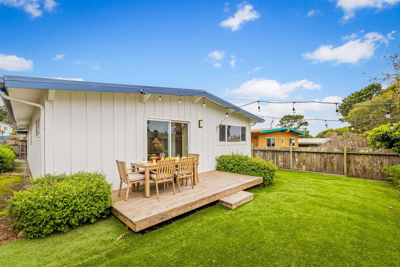 Outdoor Dining in the Backyard