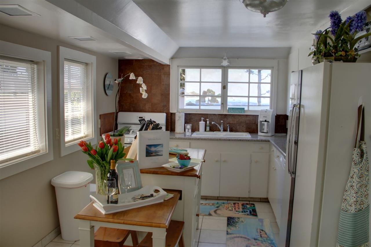 Sunny Fully Equipped Kitchen