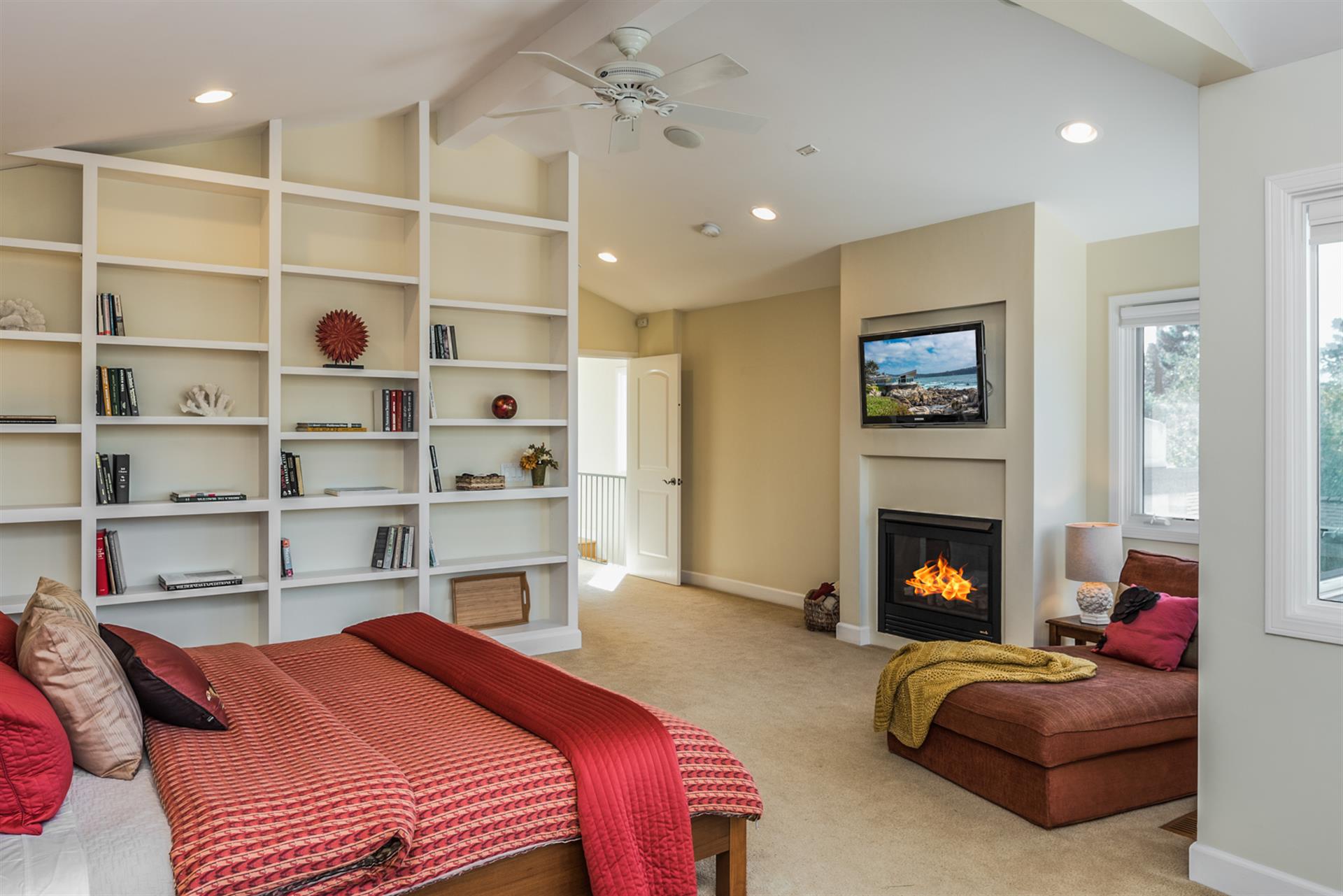 Bedroom 1, King Bed, En Suite Bath, TV, Fireplace