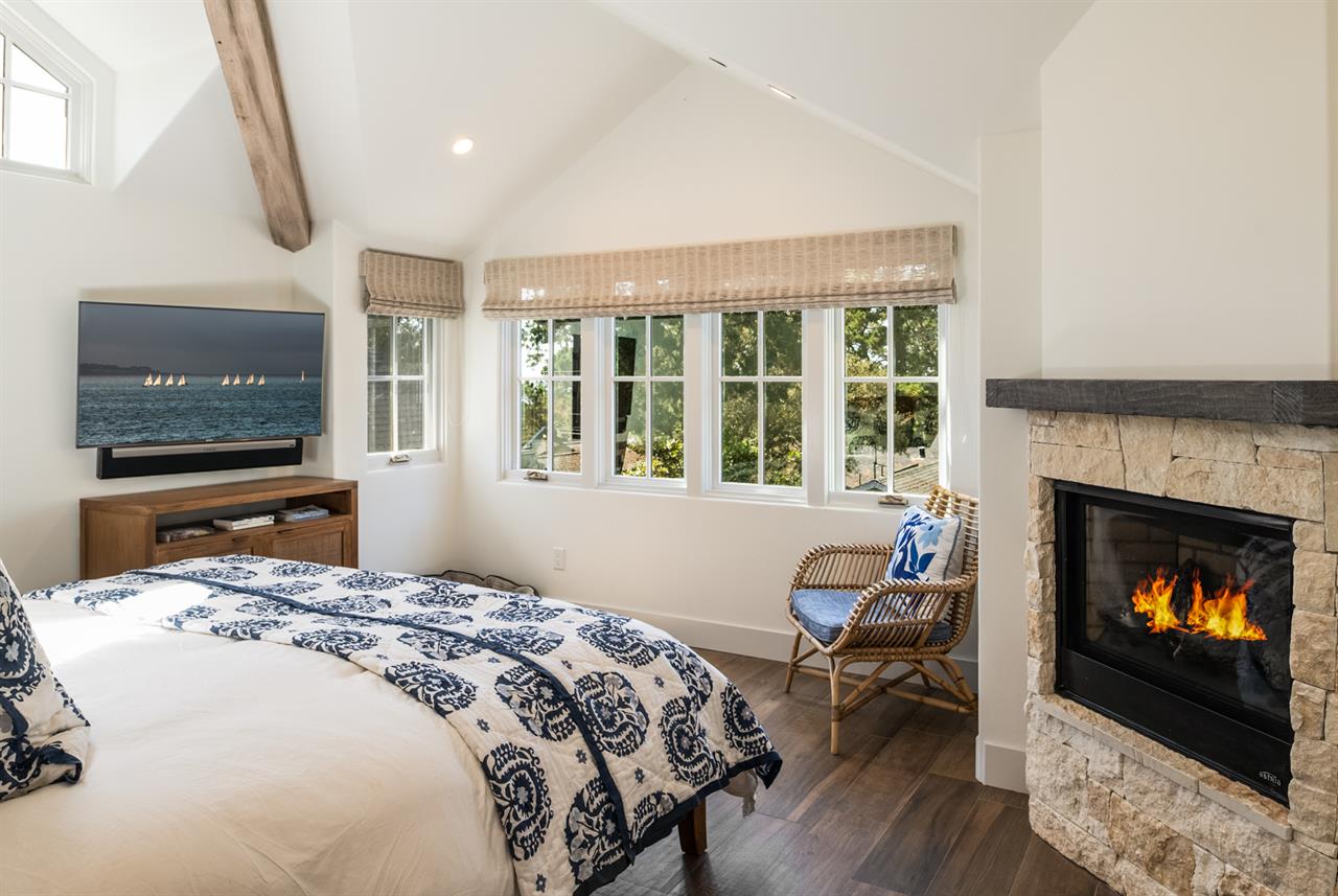 Bedroom 1, King, Fireplace, 46 HDTV, En Suite