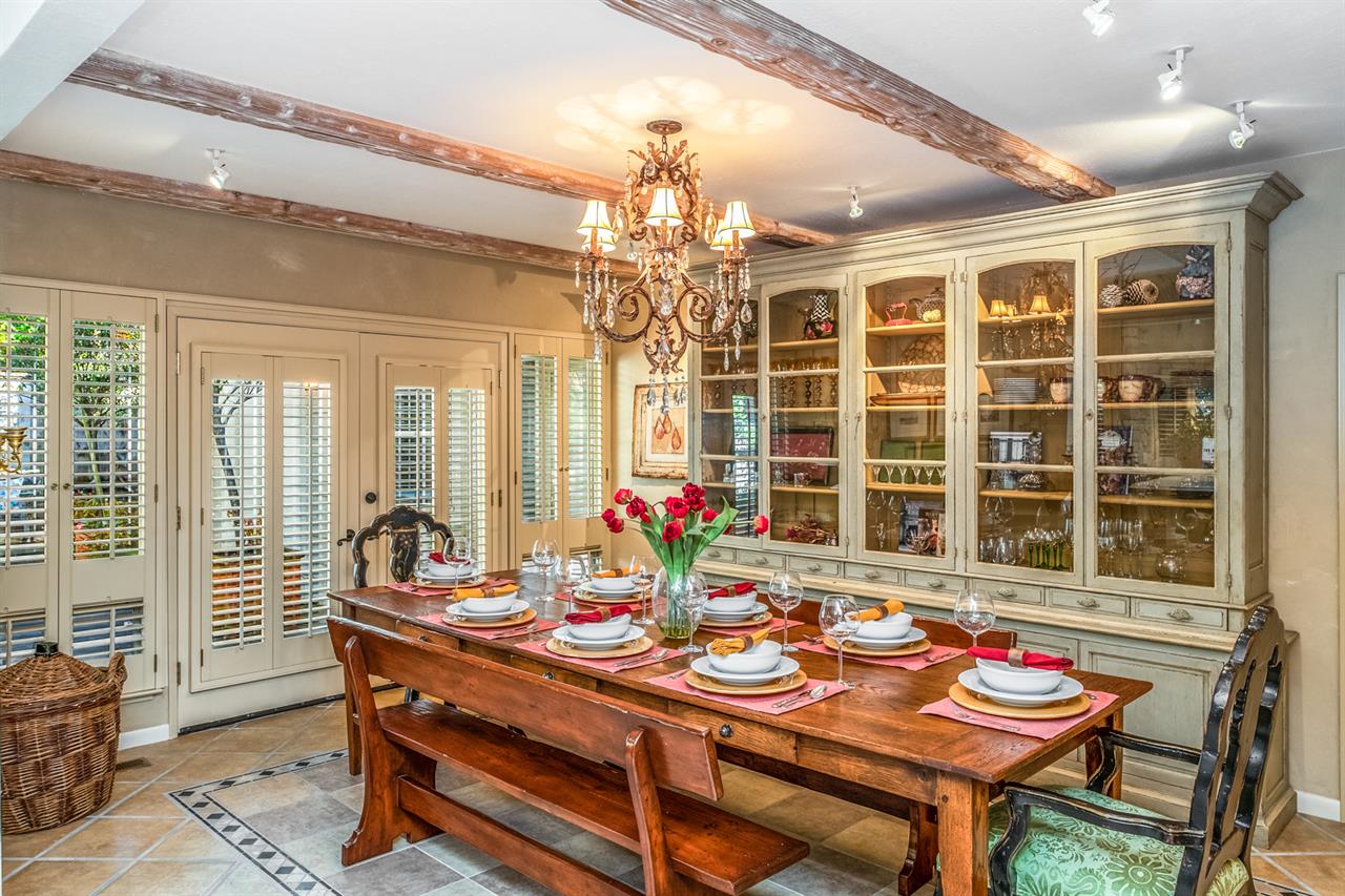 Dining Room Seats 8 Guests