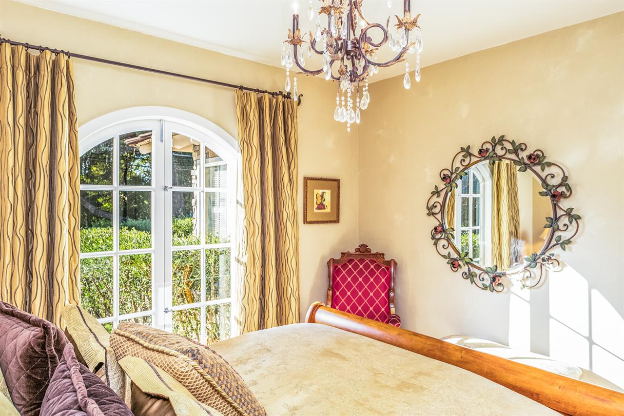 Bedroom 2, Queen Bed