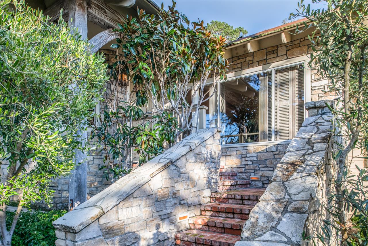 Sticks and Stones  Stunning Stone Cottage by the Sea