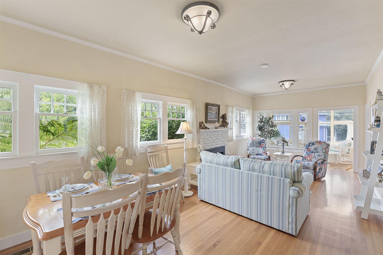 Living Room with Dining Area Seating 6