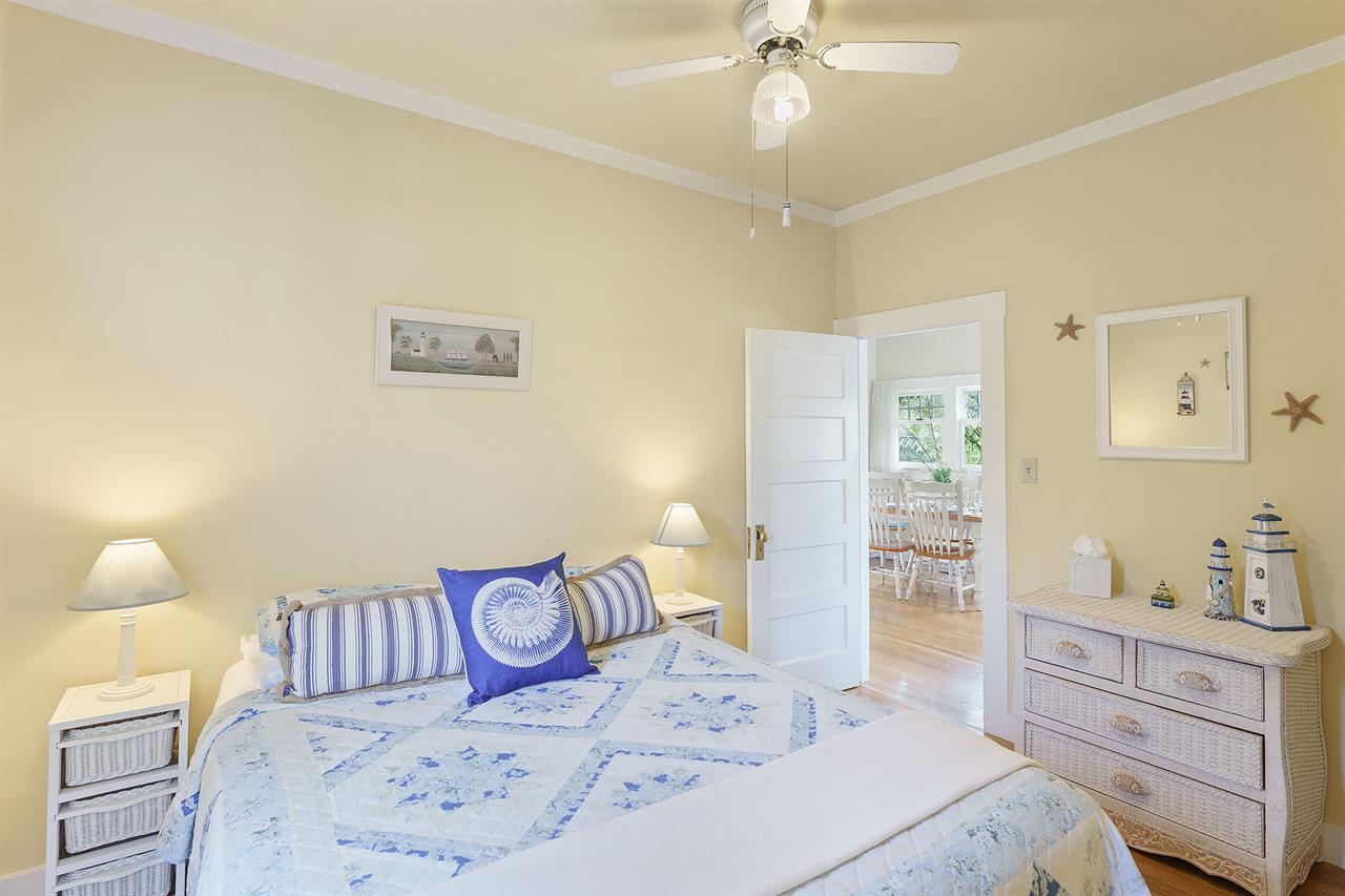 Bedroom 1, Queen, Access to Bathroom 1