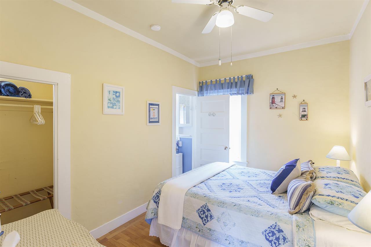 Bedroom 1, Queen, Access to Bathroom 1