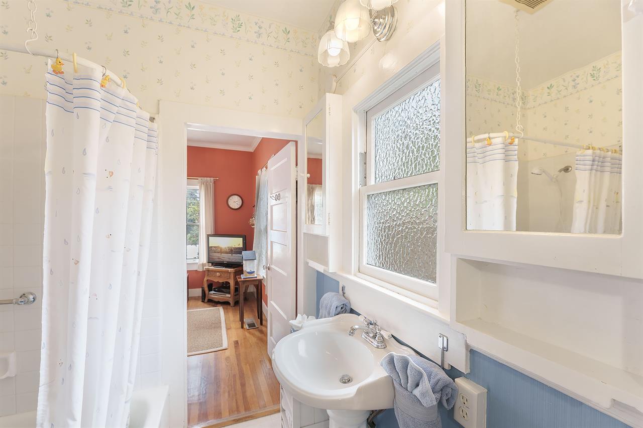 Bath 1, Jack  Jill Bathroom, ShowerOverTub