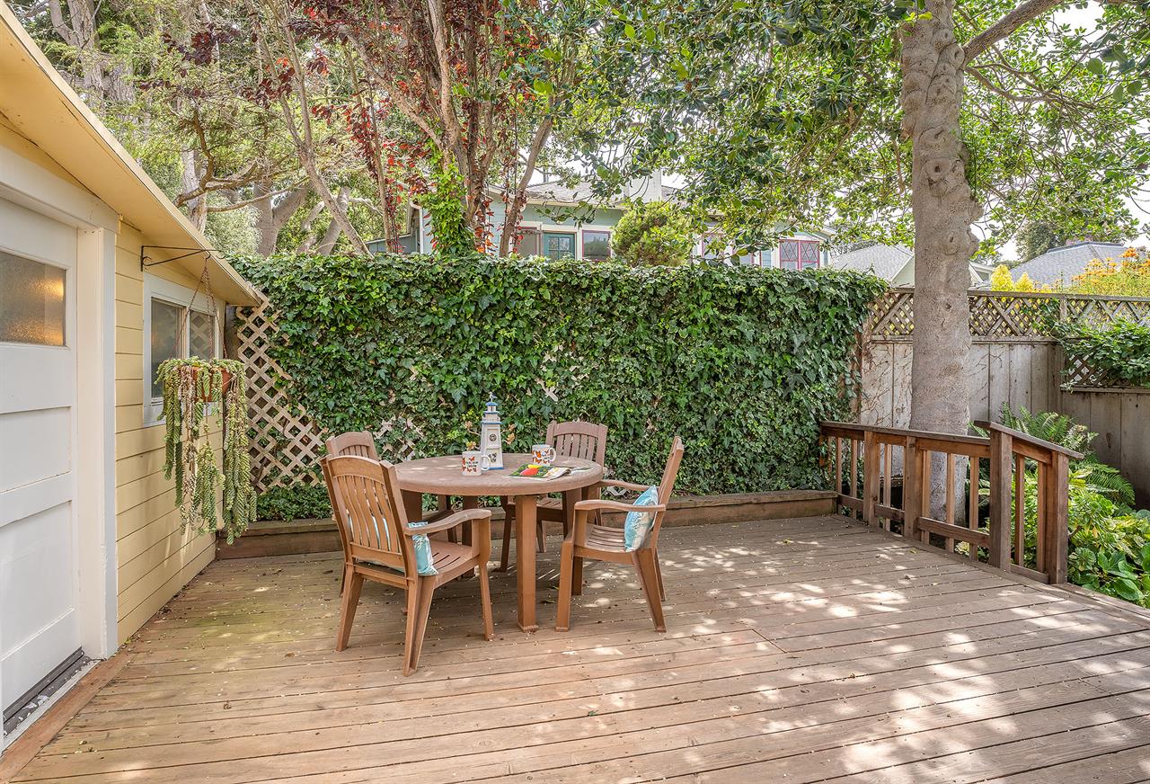 Outdoor Dining for 4 and a BBQ