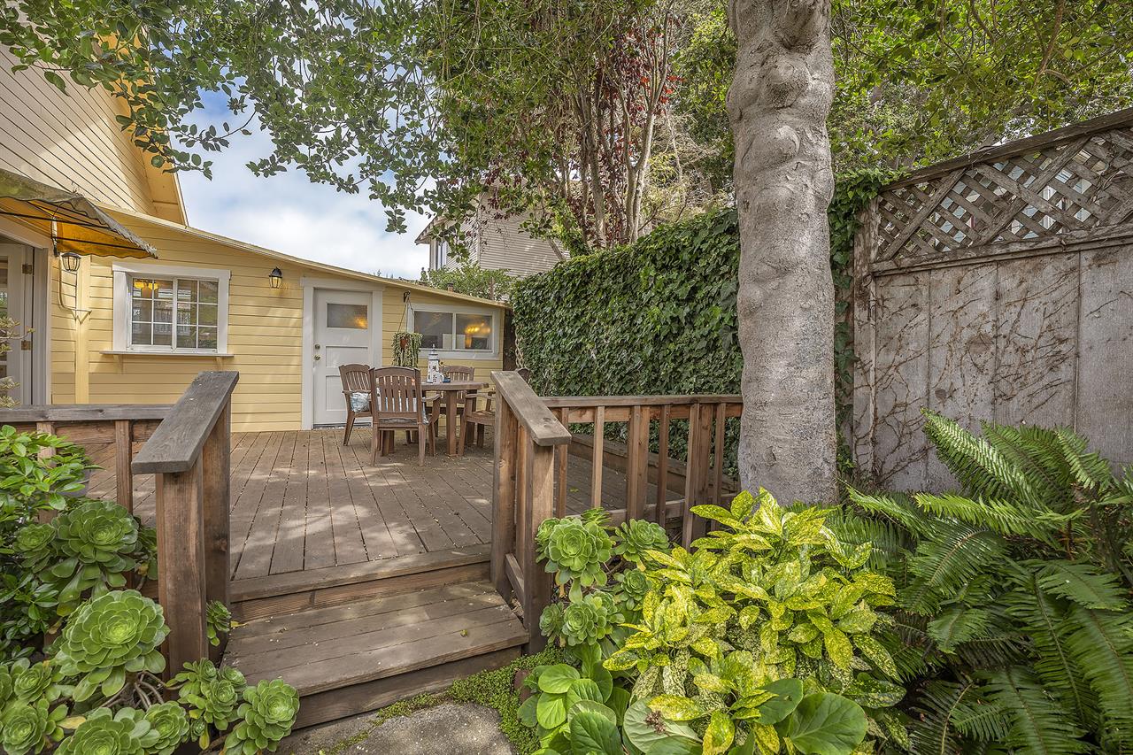 Outdoor Dining for 4 has a Gas Grill