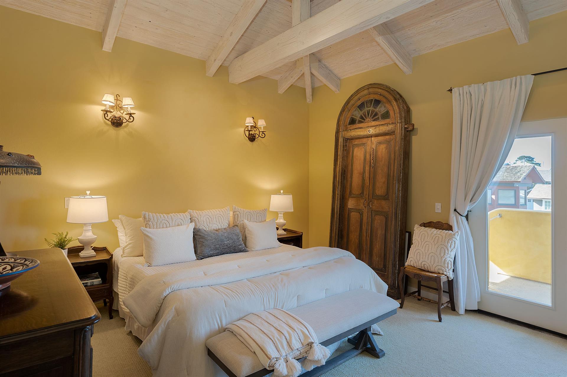 Bedroom 1, King, TV, En Suite Bathroom, Third Floor