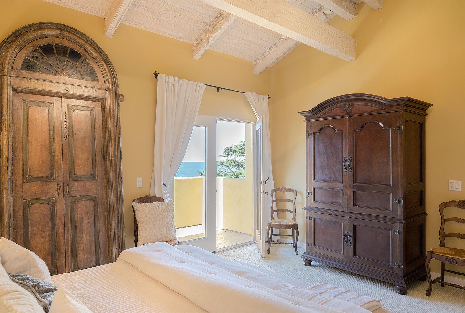 Bedroom 1, King, TV, En Suite Bathroom, Third Floor
