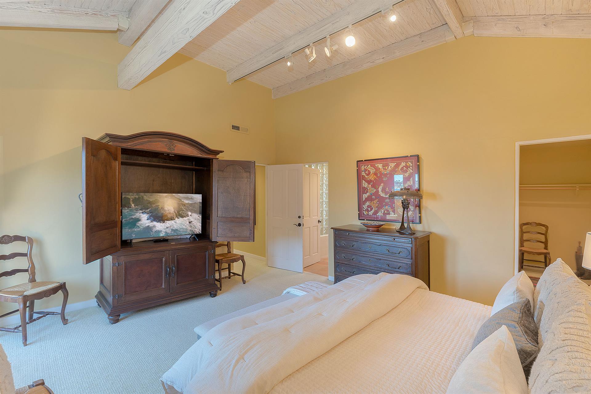 Bedroom 1, King, TV, En Suite Bathroom, Third Floor