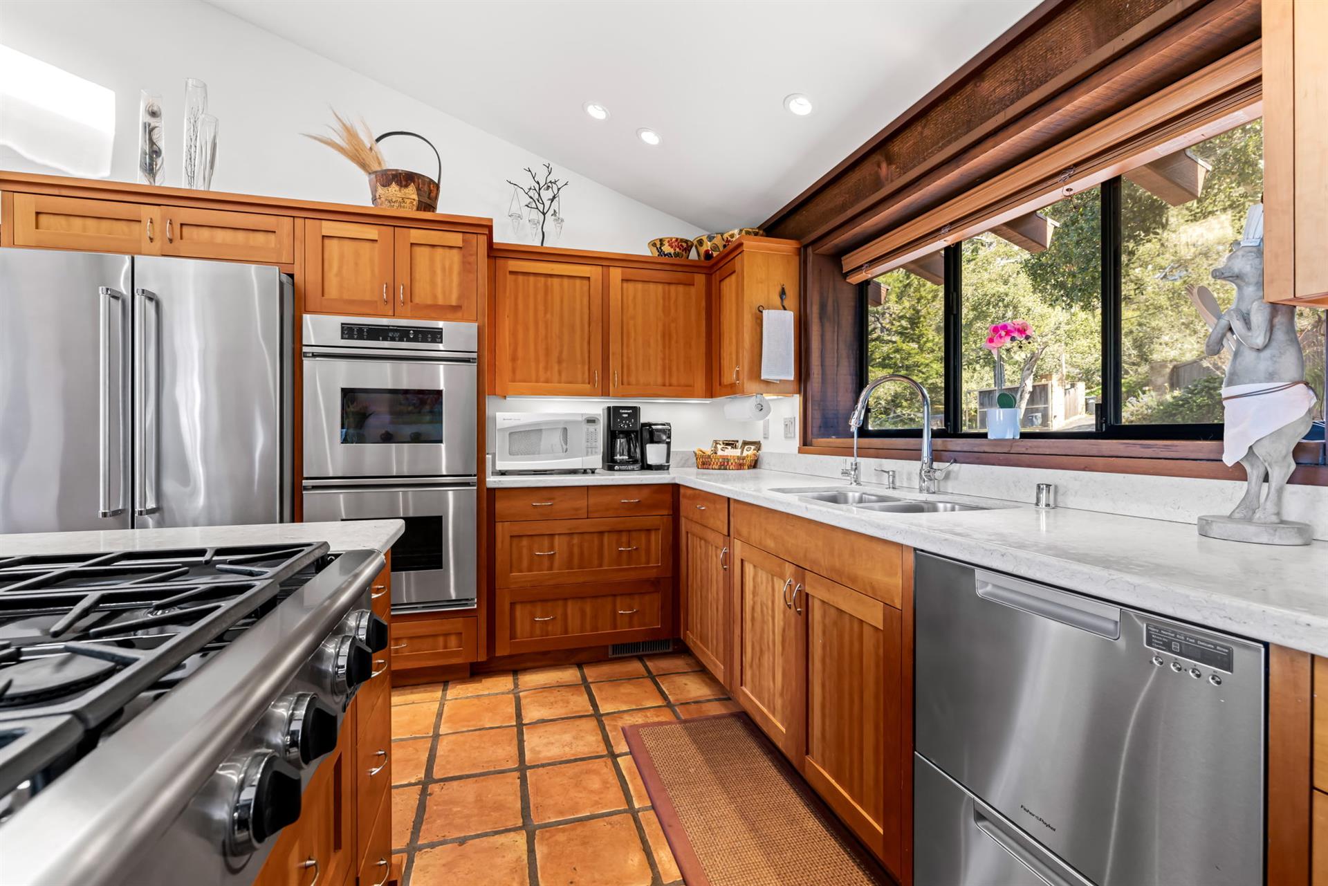 Fully Equipped Gourmet Kitchen