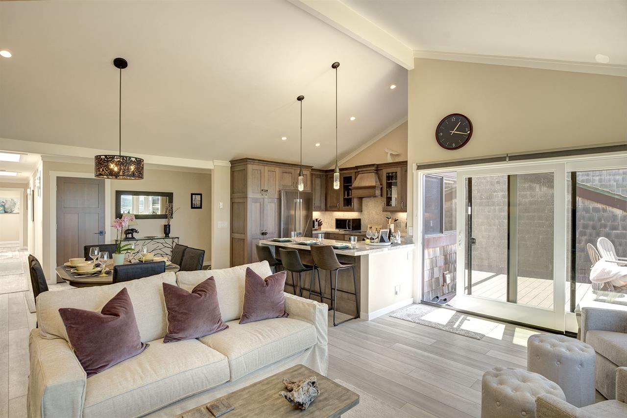 Vaulted Ceilings, Hardwood Floors, Gas Fireplace, TV with Cable