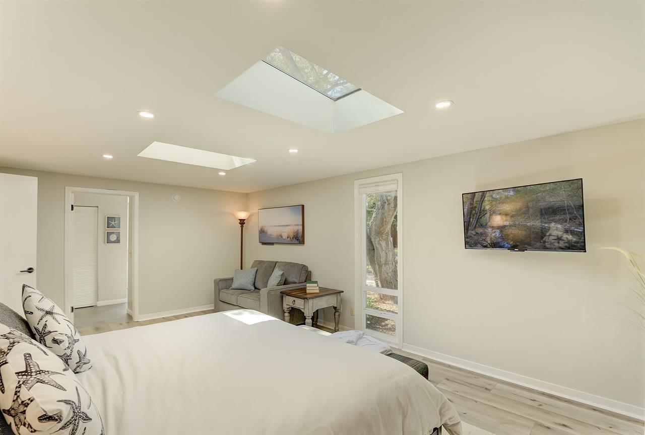 Master Suite  King Bed, WiFi TV, EnSuite Bath with Shower