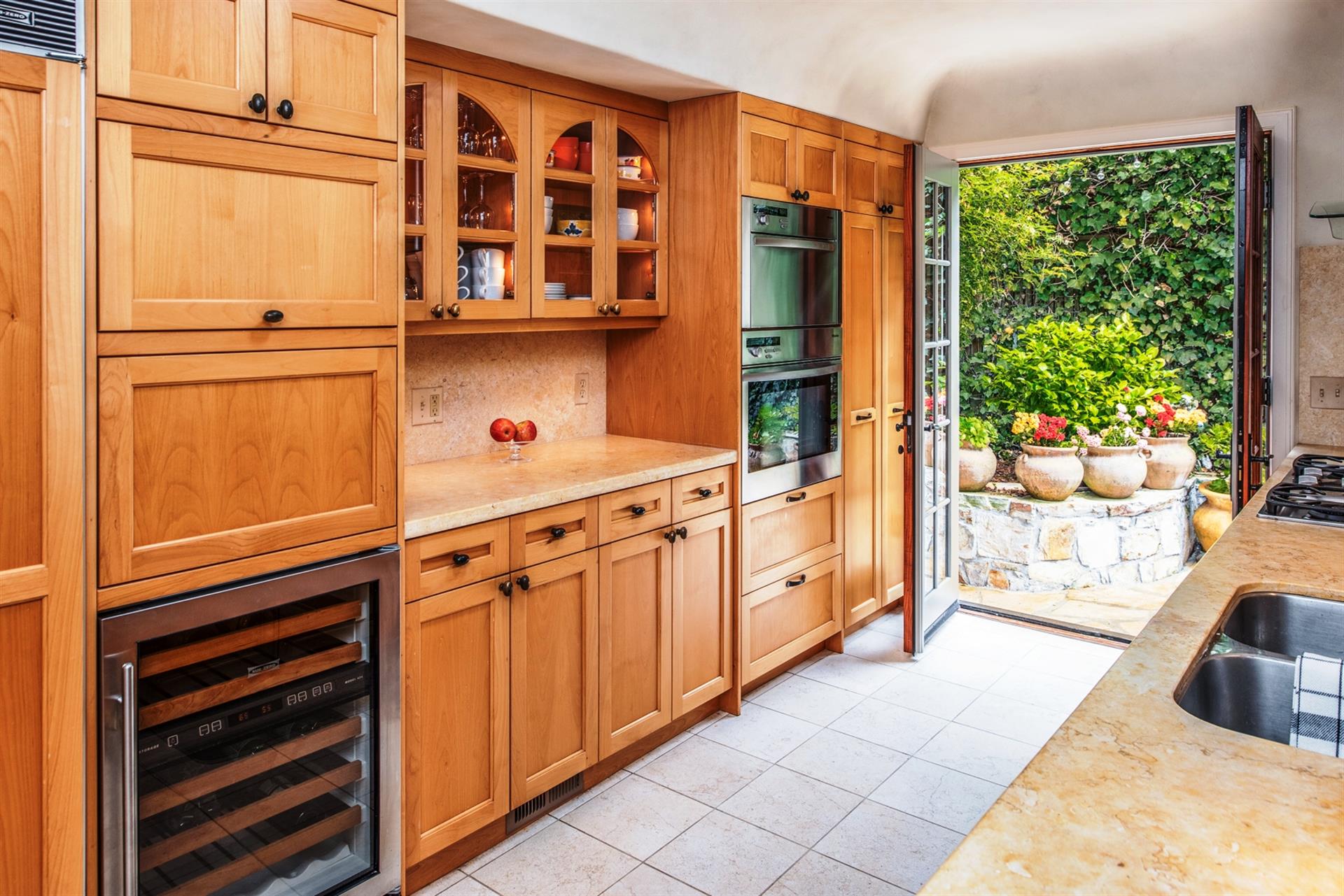Fully Equipped Gourmet Kitchen
