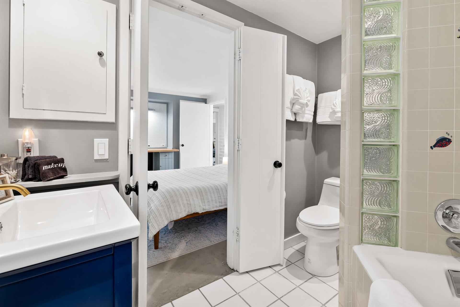EnSuite Bath with ShowerOverTub for Bedroom 2