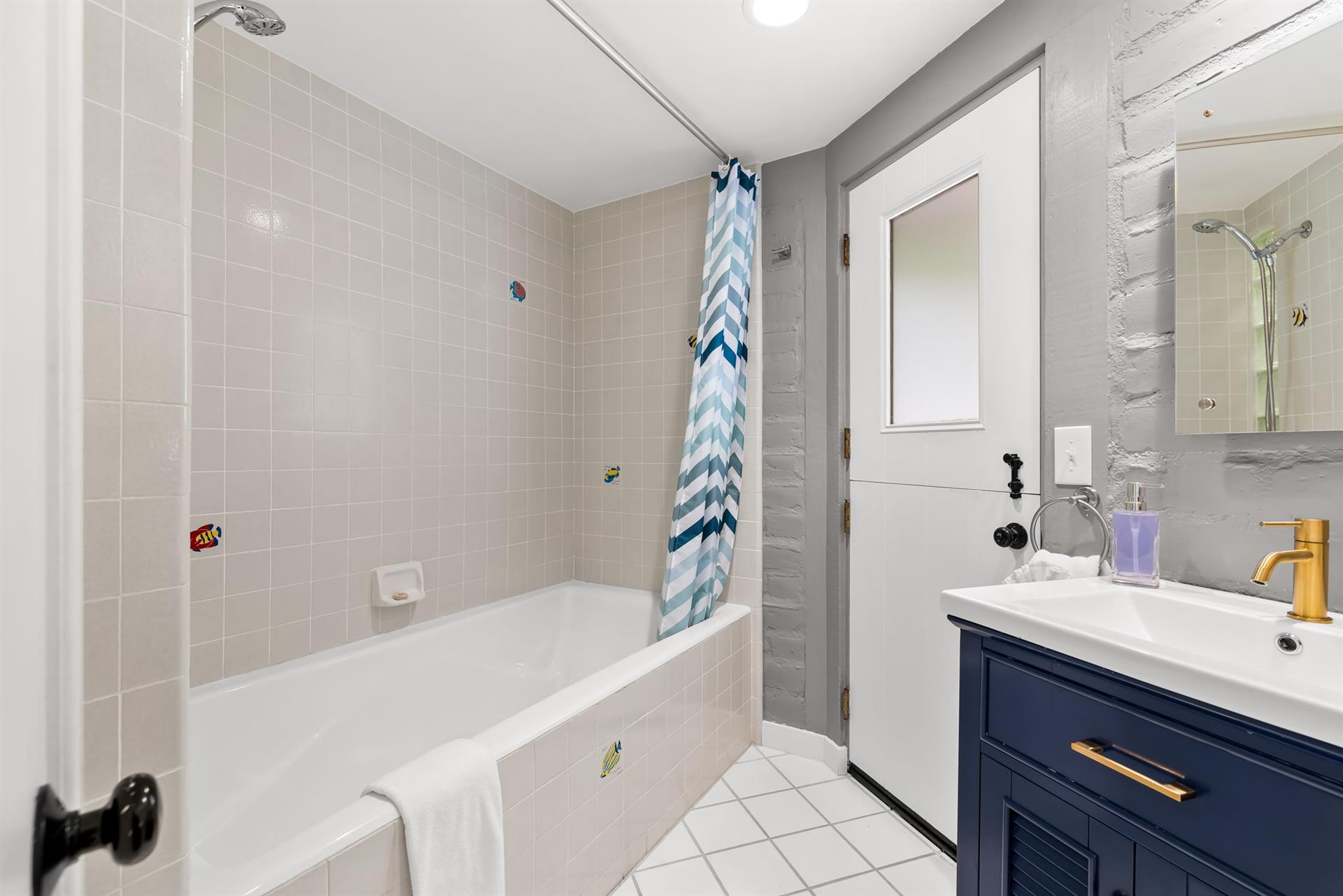 EnSuite Bath with ShowerOverTub for Bedroom 2