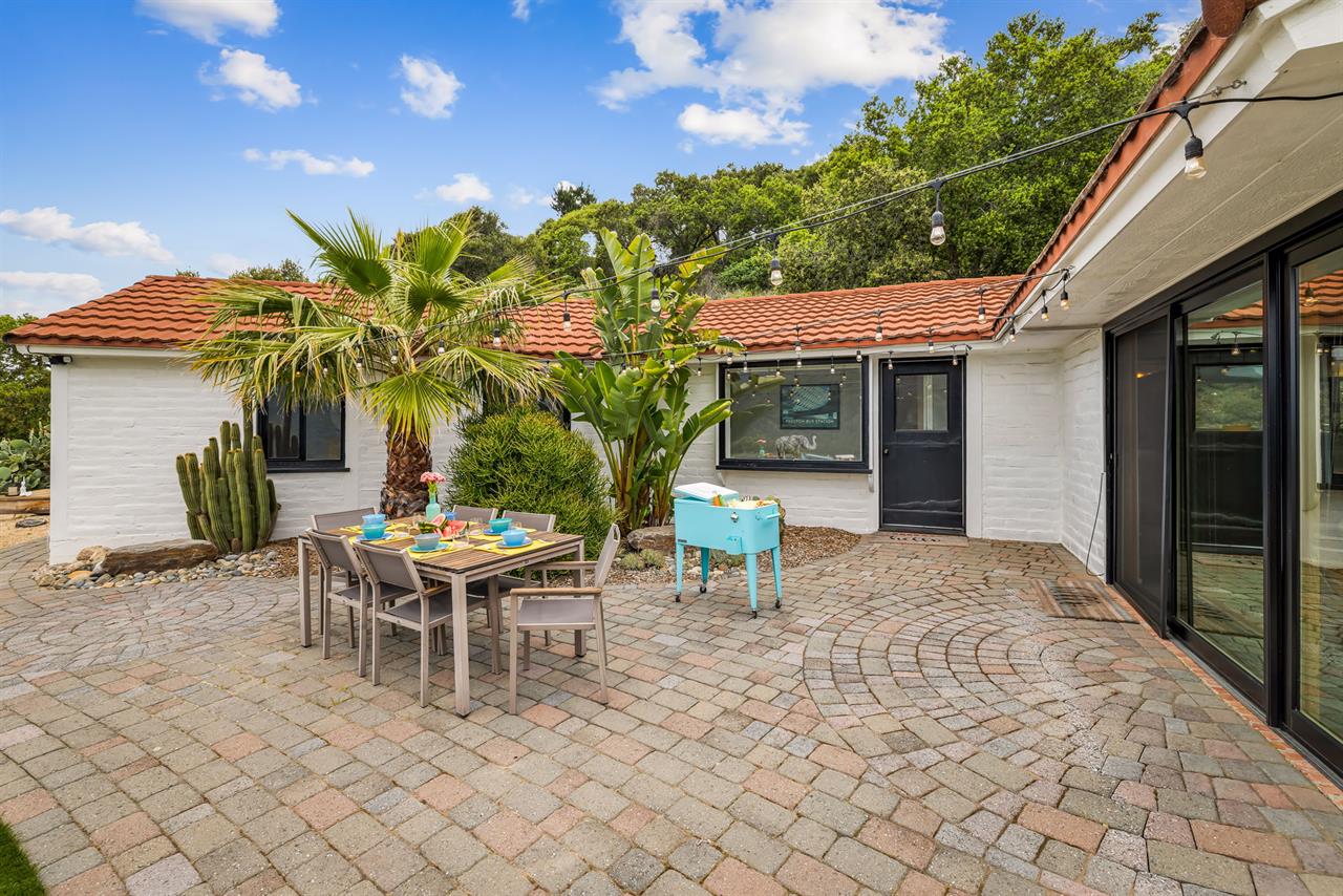 Spacious Outdoor Dining Area