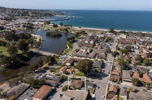 Location of Home  Walk to the Lake, Bay and Beach