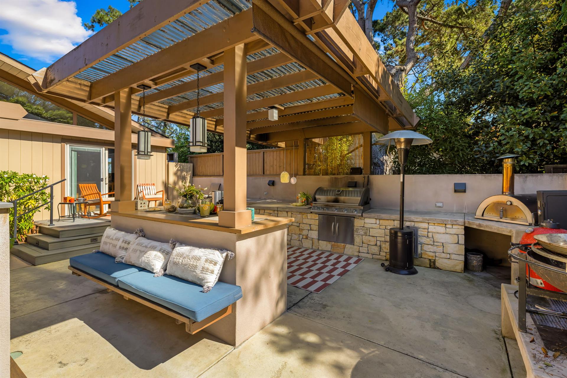 .....Covered Patio, Gas Heater, Plancha.....