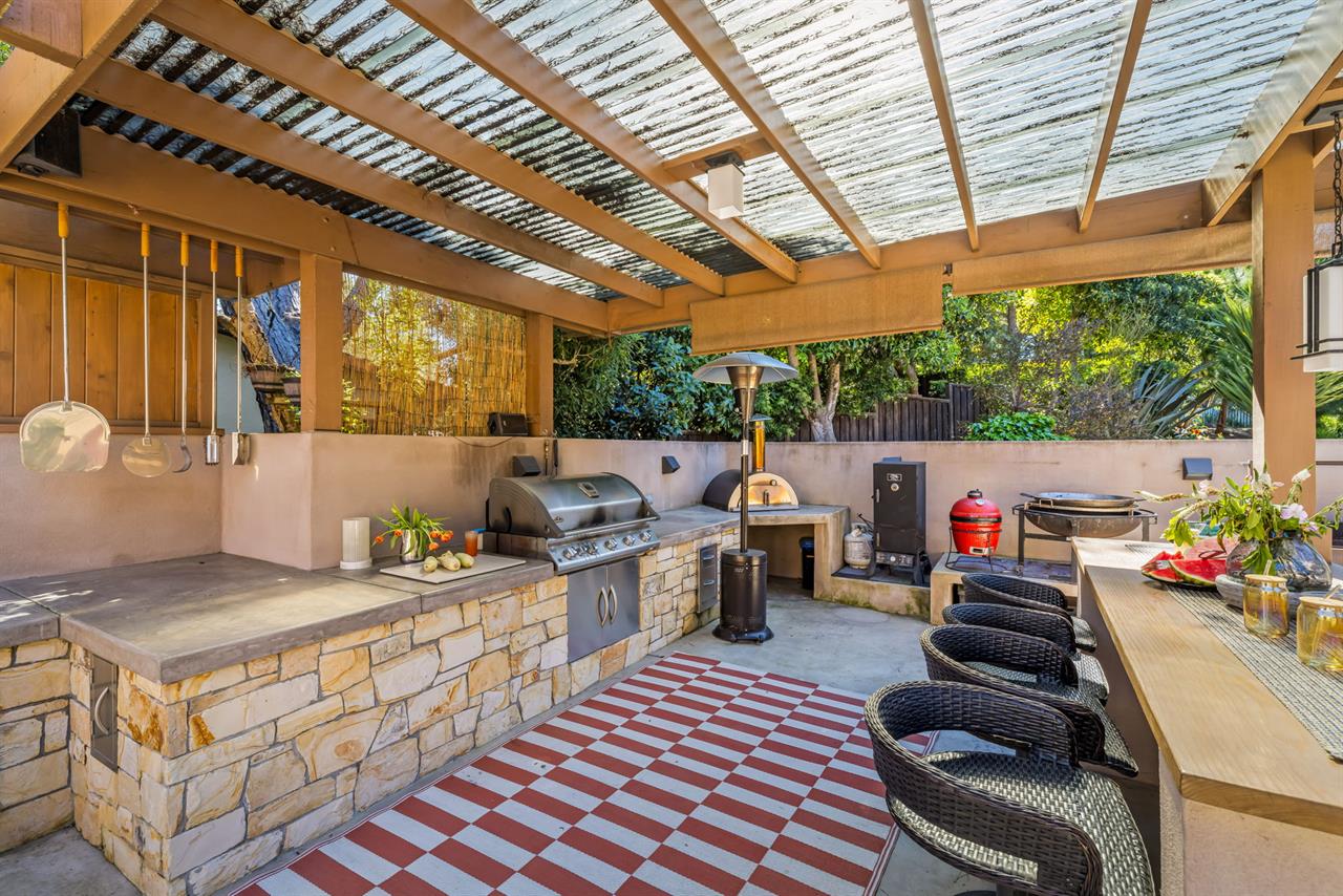.......Gas BBQ, Fire Pit, WoodBurning Pizza Oven, Bar Area