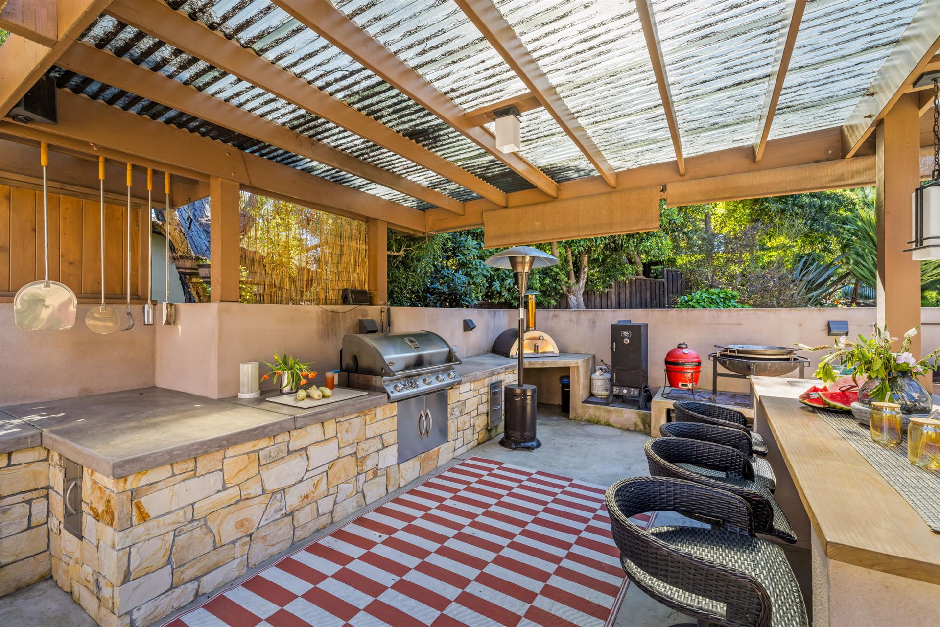 .......Gas BBQ, Fire Pit, WoodBurning Pizza Oven, Bar Area