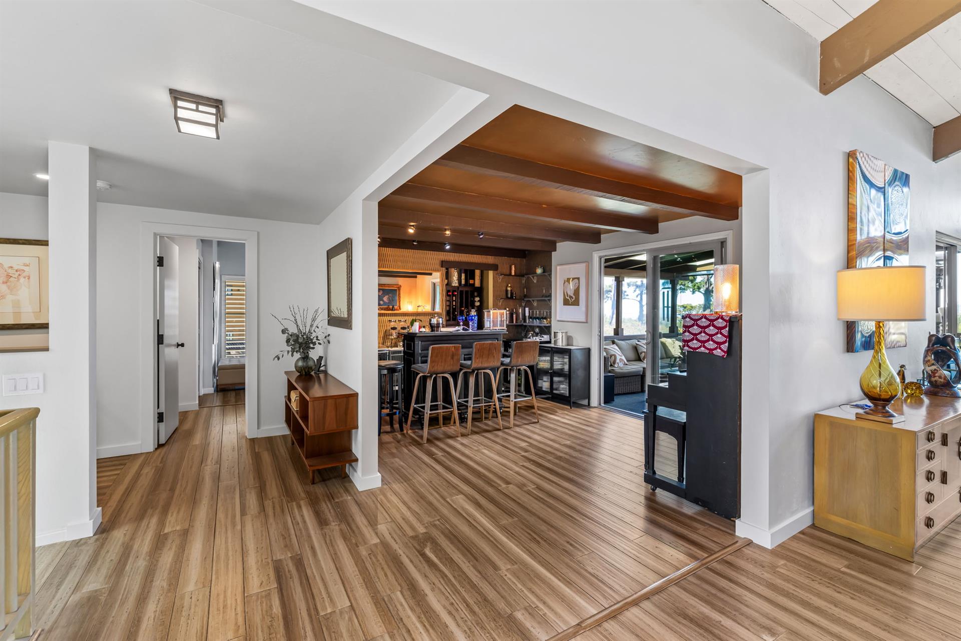 Piano Bar RoomLounge
