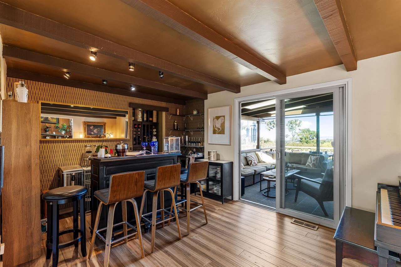 Piano Bar RoomLounge