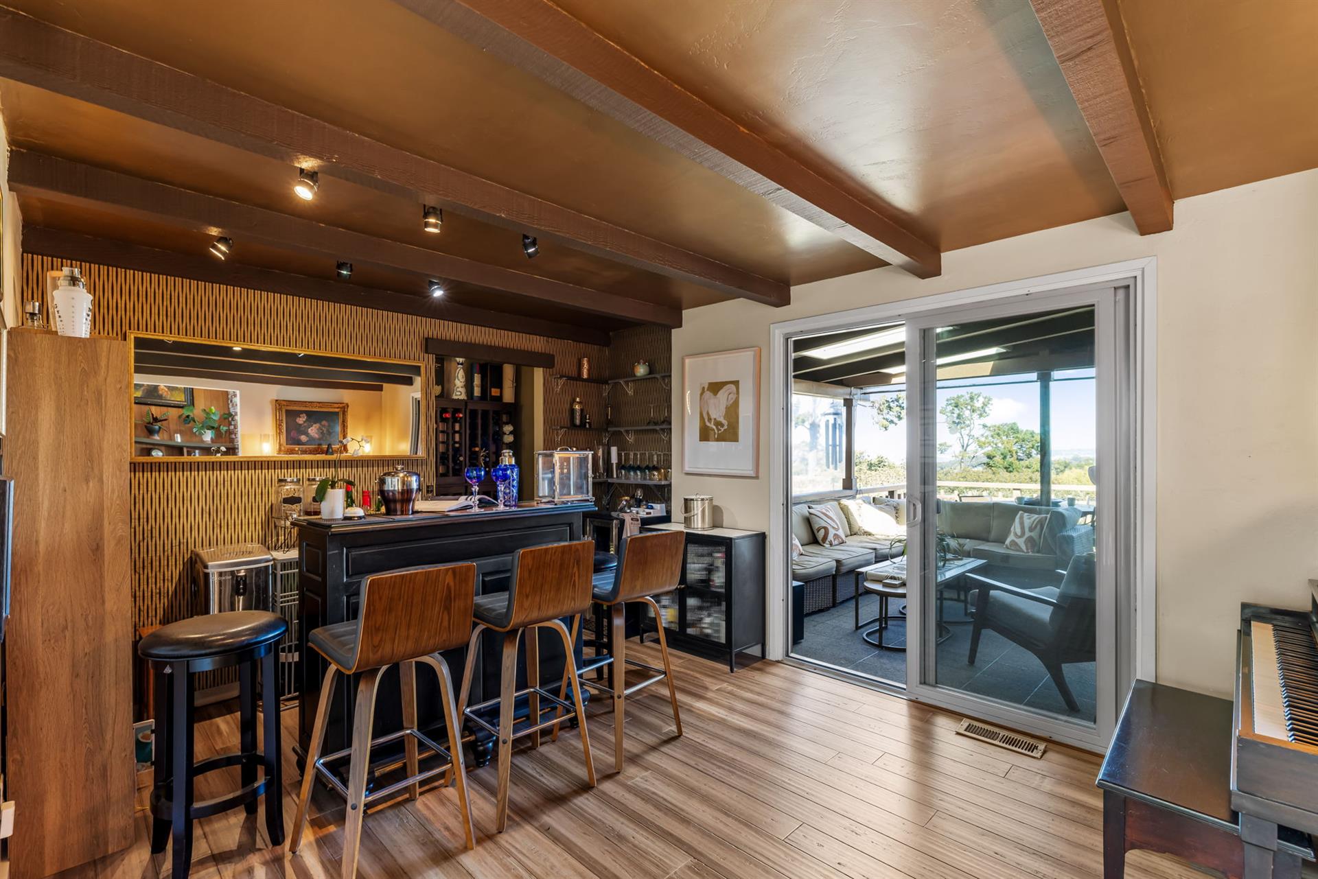 Piano Bar RoomLounge