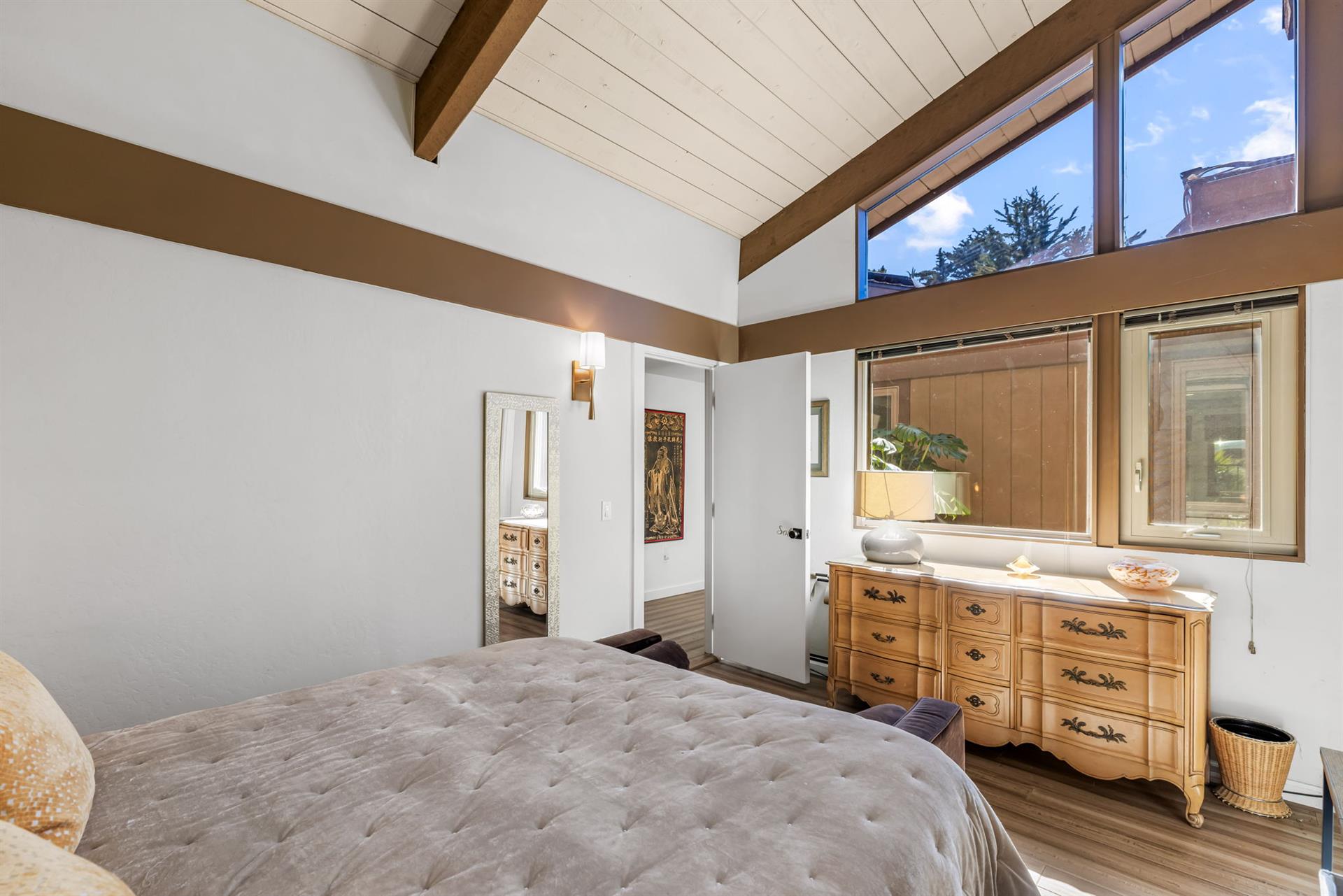 Bedroom 2 Sol  Queen Bed  Uses the HallGuest Bath