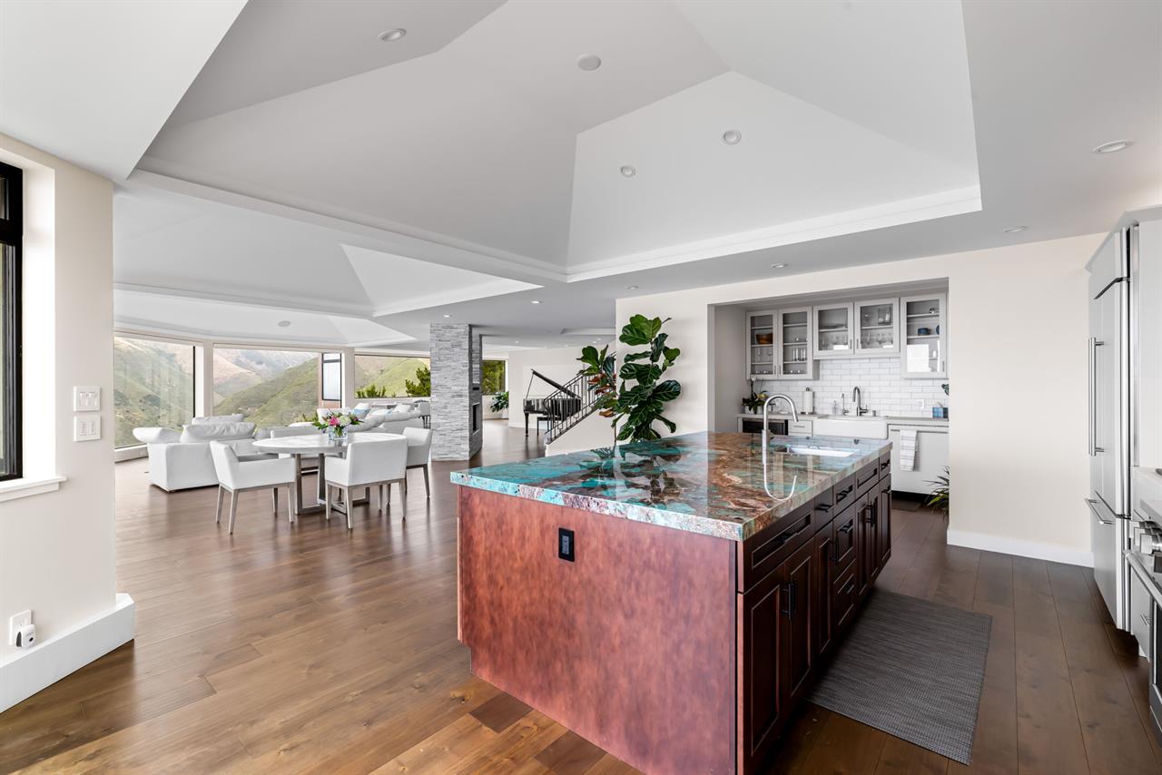 Fully Equipped Gourmet Kitchen