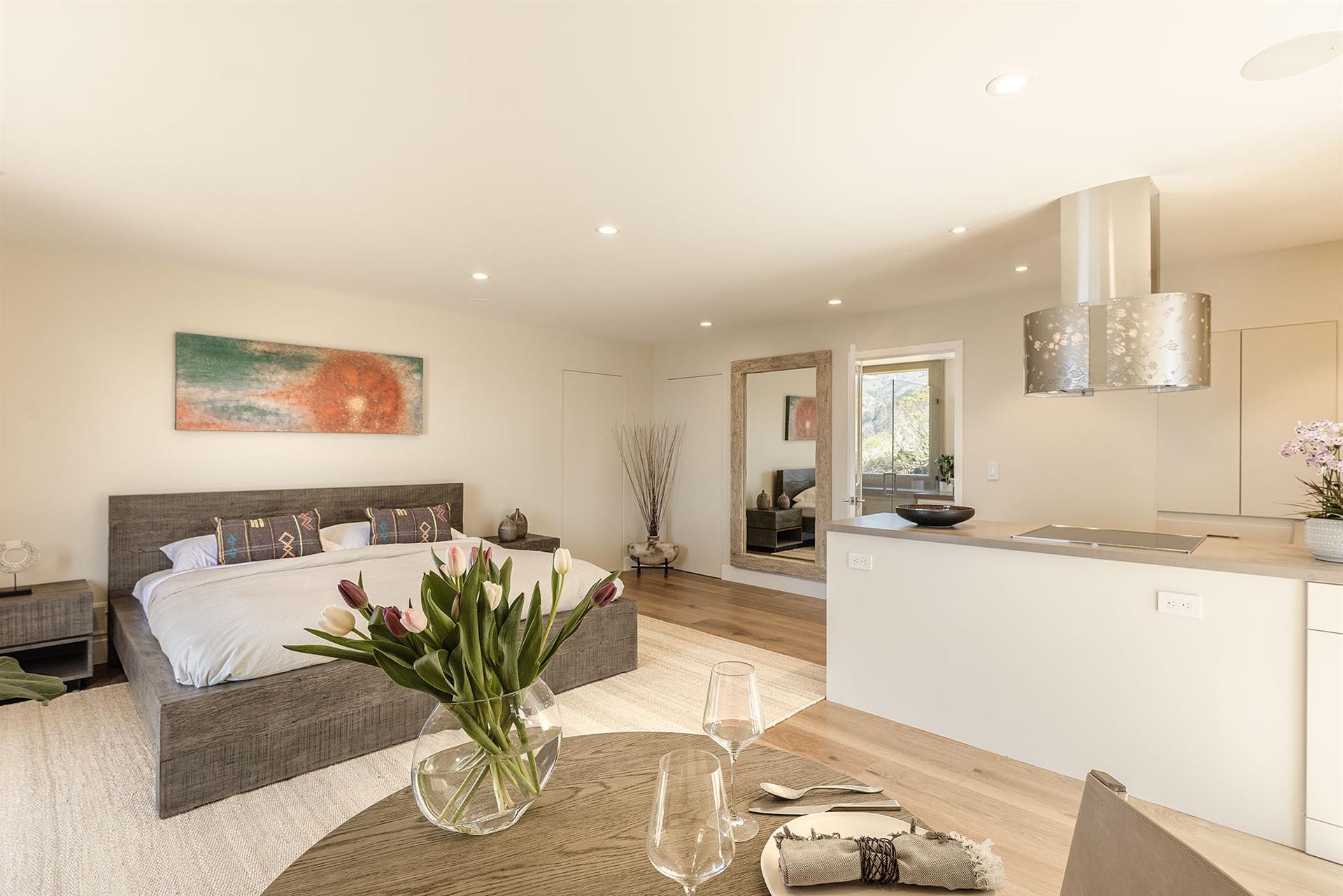Guest Suite, King Bed, Kitchenette and Ocean Views