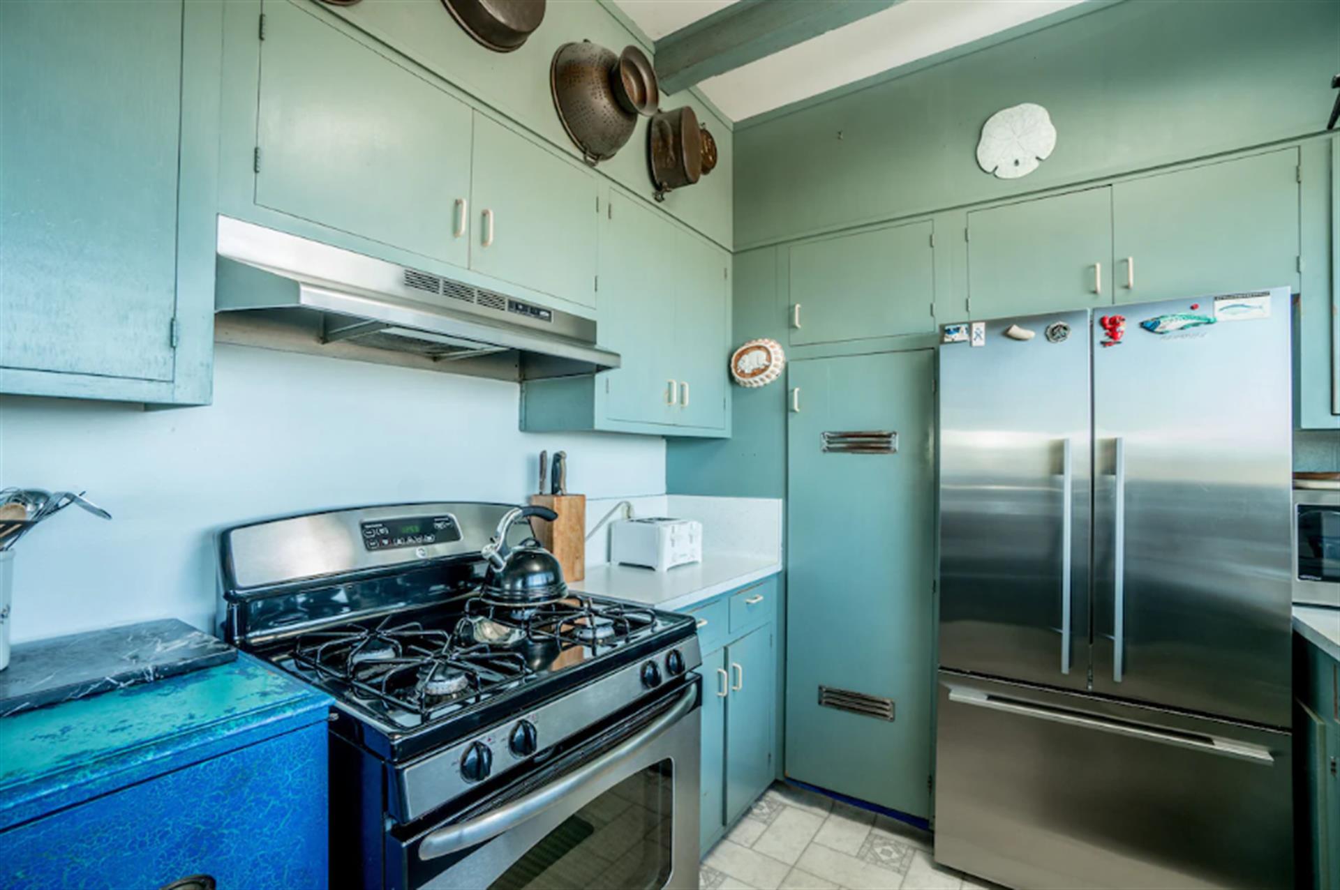 Fully Equipped Kitchen has Stainless Steel Appliances