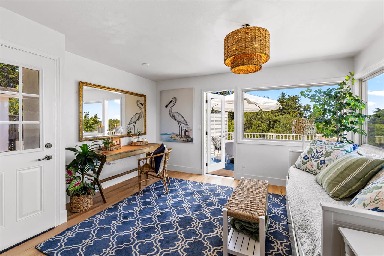 Sun Room  Daybed  One or Two Twins or can be a King Bed