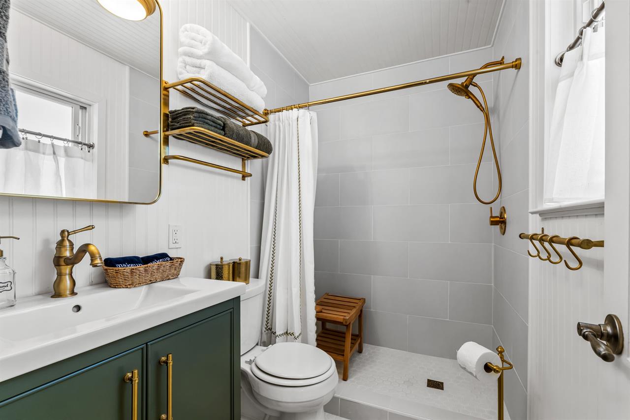 EnSuite Bath with Shower for Bedroom 1