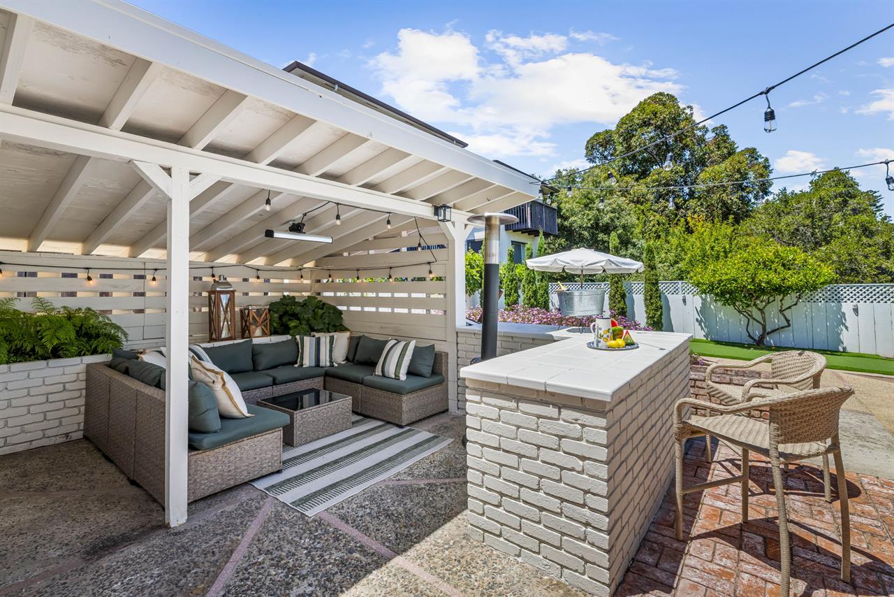 Lounging Area and Bar Seating