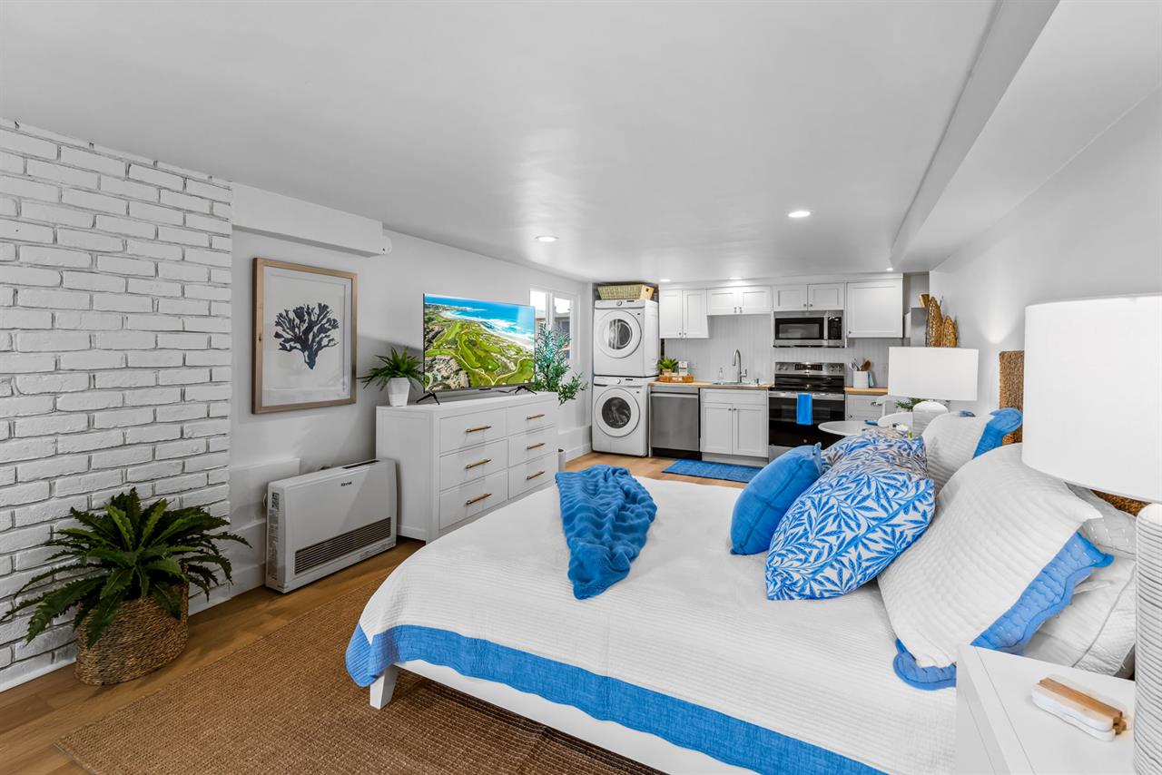 .....TV, Bathroom with a Shower, Full Kitchen......